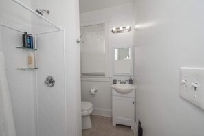 Shower, hair dryer, towels - Suites on Main 2 (Covington)