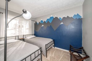 3 bedrooms, WiFi, bed sheets - Cozy Home Away From Home! (Florence)