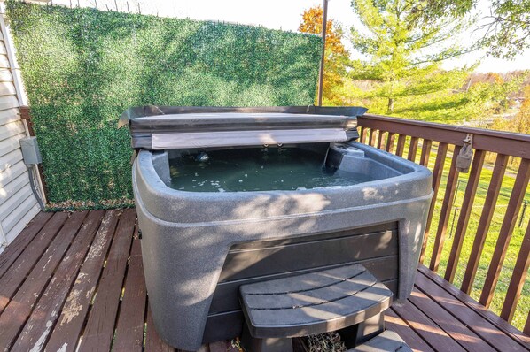 Outdoor spa tub - Cozy Home Away From Home! (Florence)