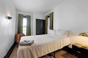 2 bedrooms, desk, WiFi, bed sheets