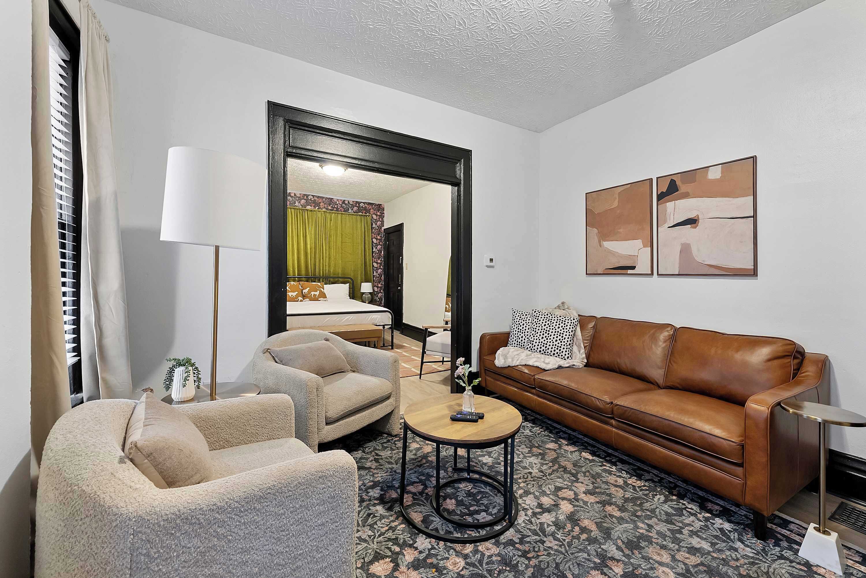 2 bedrooms, desk, WiFi, bed sheets