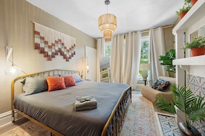 2 bedrooms, desk, WiFi, bed sheets