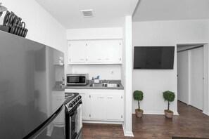 Fridge, microwave, oven, stovetop - Northside Suites 3 – A Chic, Relaxed Stay for 2 (Cincinnati)