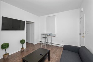 TV, offices - Northside Suites 3 – A Chic, Relaxed Stay for 2 (Cincinnati)