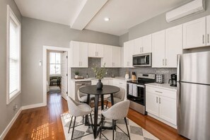 Coffee/tea maker, fridge, microwave, oven - Findlay Market Suite 6 – For 4! (Cincinnati)