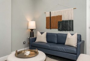 TV, offices - Findlay Market Suite 6 – For 4! (Cincinnati)