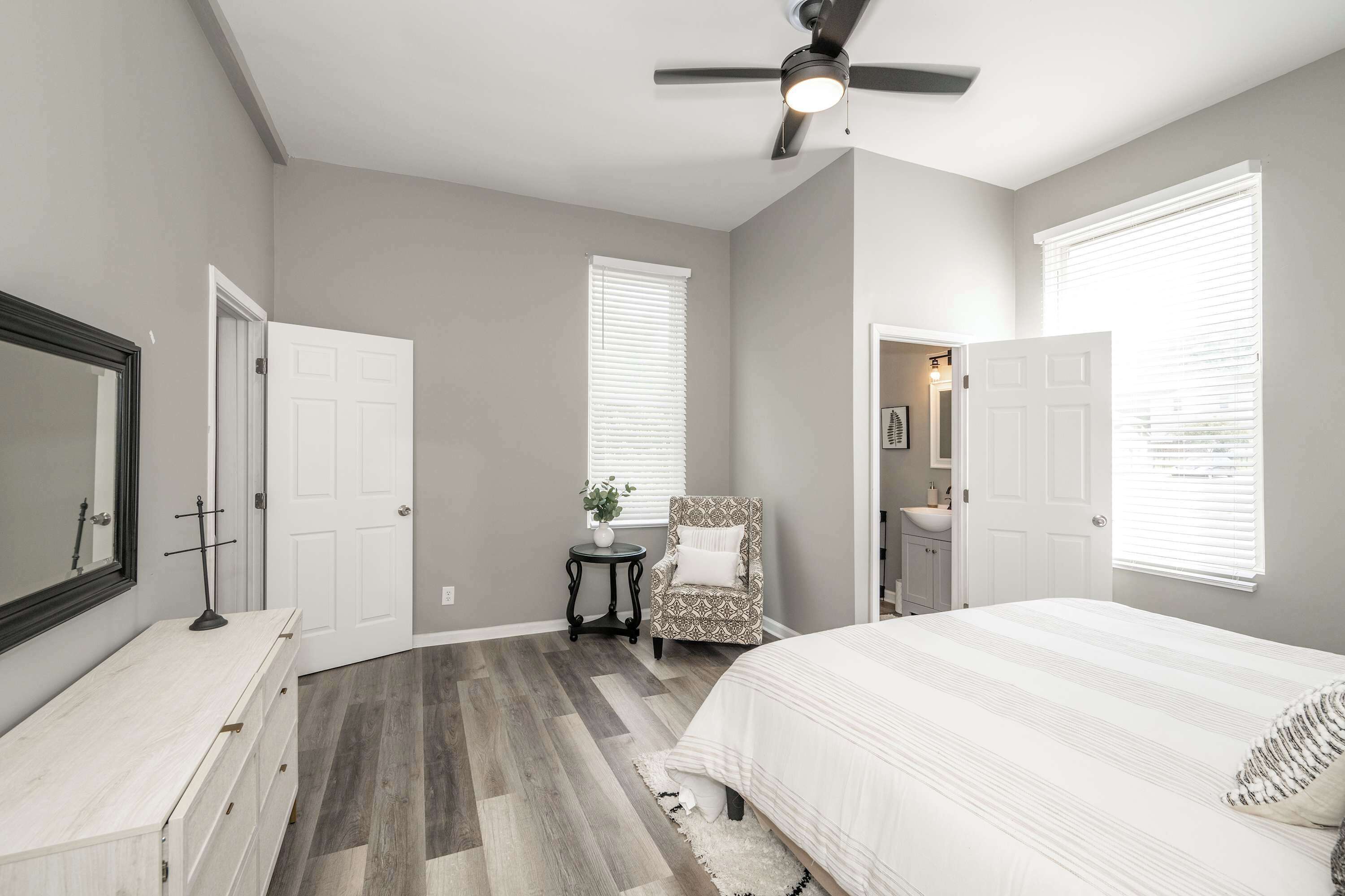 6 habitaciones, escritorio, wifi y ropa de cama 