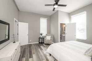 6 bedrooms, desk, WiFi, bed sheets - Queen City Grand House (Cincinnati)