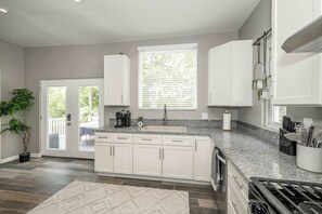 Fridge, microwave, oven, stovetop - Queen City Grand House (Cincinnati)