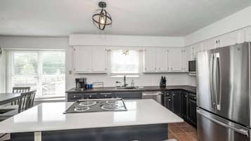 KylskÄp, mikrovÄgsugn, ugn och spishÀll