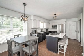 Fridge, microwave, oven, stovetop - Lark Meadow Retreat – Sleeps 10! (Mason)