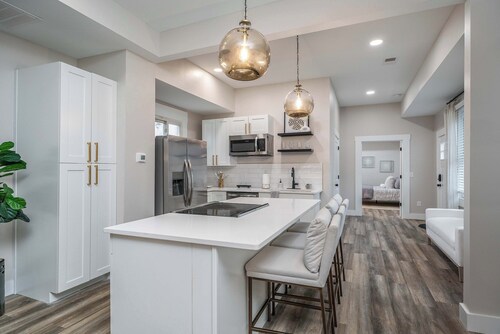 Lee Street Lodge | Minutes from DT!