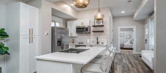 Lee Street Lodge | Minutes from DT!