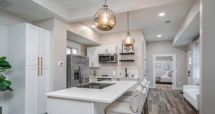 Lee Street Lodge | Minutes from DT!