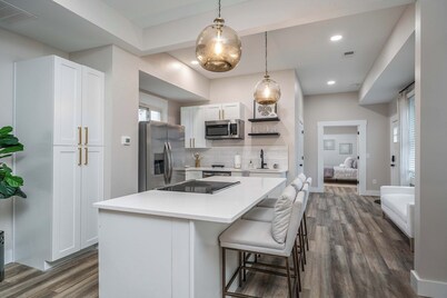 Lee Street Lodge | Minutes from DT!