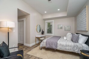 3 chambres, bureau, fer et planche à repasser, lit de bébé portatif