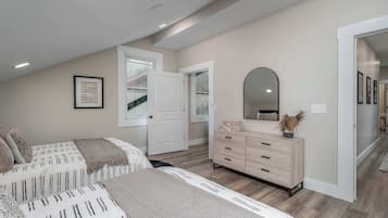 3 slaapkamers, een bureau, een strijkplank/strijkijzer, reisbedje