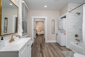 Douche, séchoir à cheveux, serviettes fournies