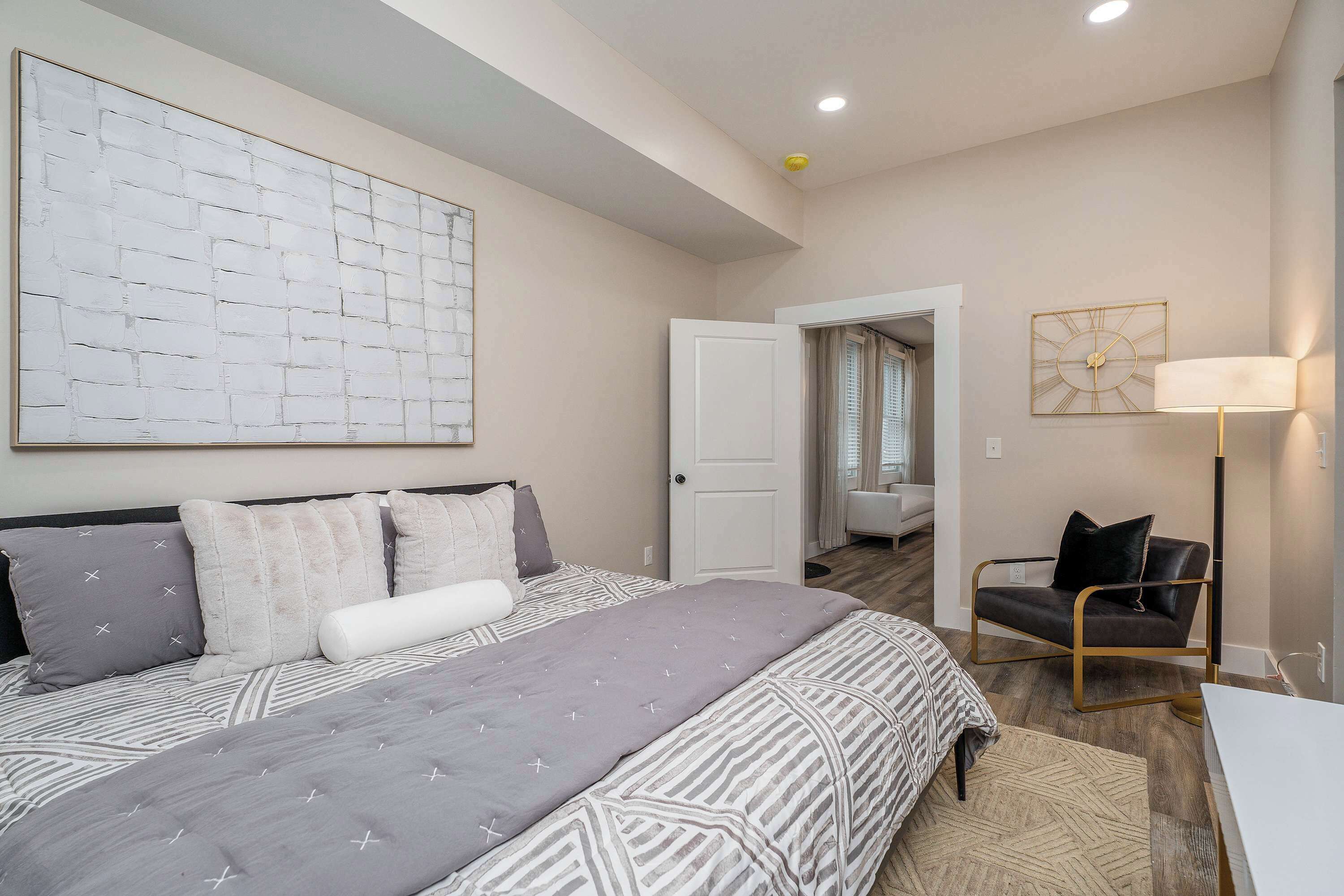 3 slaapkamers, een bureau, een strijkplank/strijkijzer, reisbedje