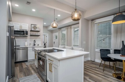 Lee Street Lodge | Minutes from DT!