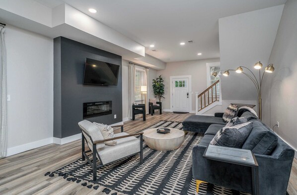 Téléviseur, foyer, bureau