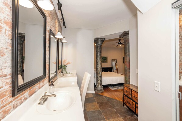 4 bedrooms, desk, WiFi, bed sheets