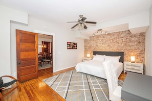 4 bedrooms, desk, WiFi, bed sheets