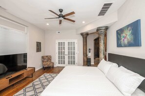 4 bedrooms, desk, WiFi, bed sheets