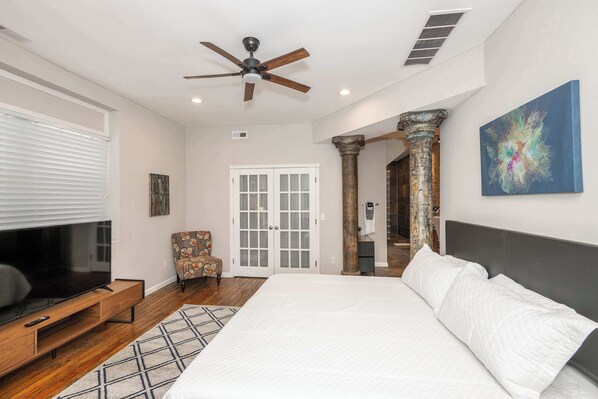 4 bedrooms, desk, WiFi, bed sheets