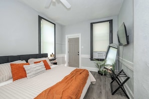 2 bedrooms, iron/ironing board, WiFi, bed sheets - Chic, Modern Gem with Style (Cincinnati)