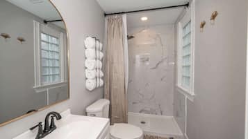 Douche, sèche-cheveux, serviettes fournies, shampoing
