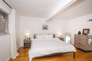 4 bedrooms, desk, iron/ironing board, travel crib - Top Notch City Escape – A Fusion of Rest and Fun! (Cincinnati)