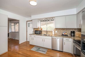 Fridge, microwave, oven, stovetop - Top Notch City Escape – A Fusion of Rest and Fun! (Cincinnati)