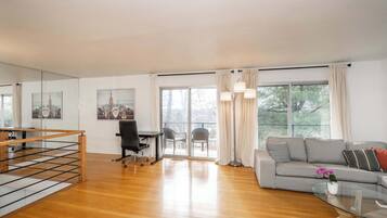 Una televisión, una oficina