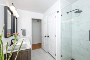 Shower, hair dryer, towels - Top Notch City Escape – A Fusion of Rest and Fun! (Cincinnati)