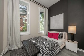 1 bedroom, iron/ironing board, WiFi, bed sheets - Queen City Views 2 – Sleeps 2! (Cincinnati)