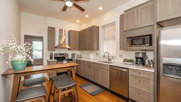 Een koelkast, een magnetron, een oven, een kookplaat