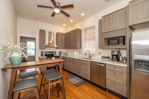 Kjøleskap, mikrobølgeovn, ovn og kokeplater