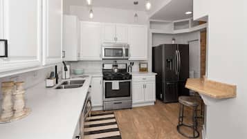 冰箱、微波炉、烤箱、炉灶