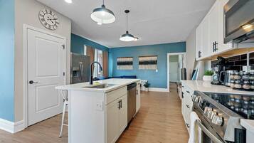 Een koelkast, een magnetron, een oven, een kookplaat