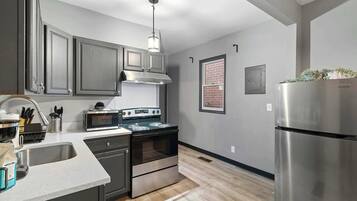 Kühlschrank, Mikrowelle, Ofen, Herdplatte