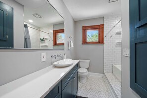 Douche, sèche-cheveux, serviettes fournies
