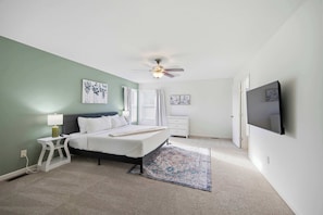 6 Schlafzimmer, Schreibtisch, Bügeleisen/Bügelbrett, Reisekinderbett