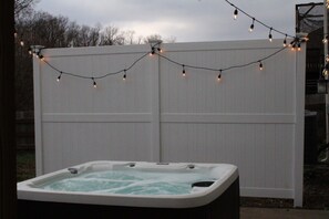 Outdoor spa tub - Ark & Creation Retreat – For 12! (Walton)