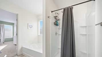 Douche, sèche-cheveux, serviettes fournies, shampoing