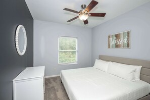 6 bedrooms, desk, iron/ironing board, travel crib