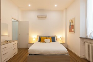 Comfort apartman | Íróasztal, laptophoz jól használható munkafelület és vasaló/vasalódeszka
