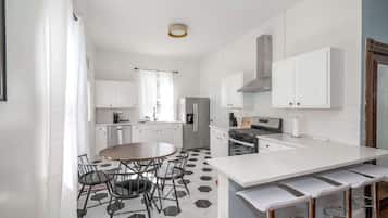 Kylskåp, mikrovågsugn, ugn och spishäll