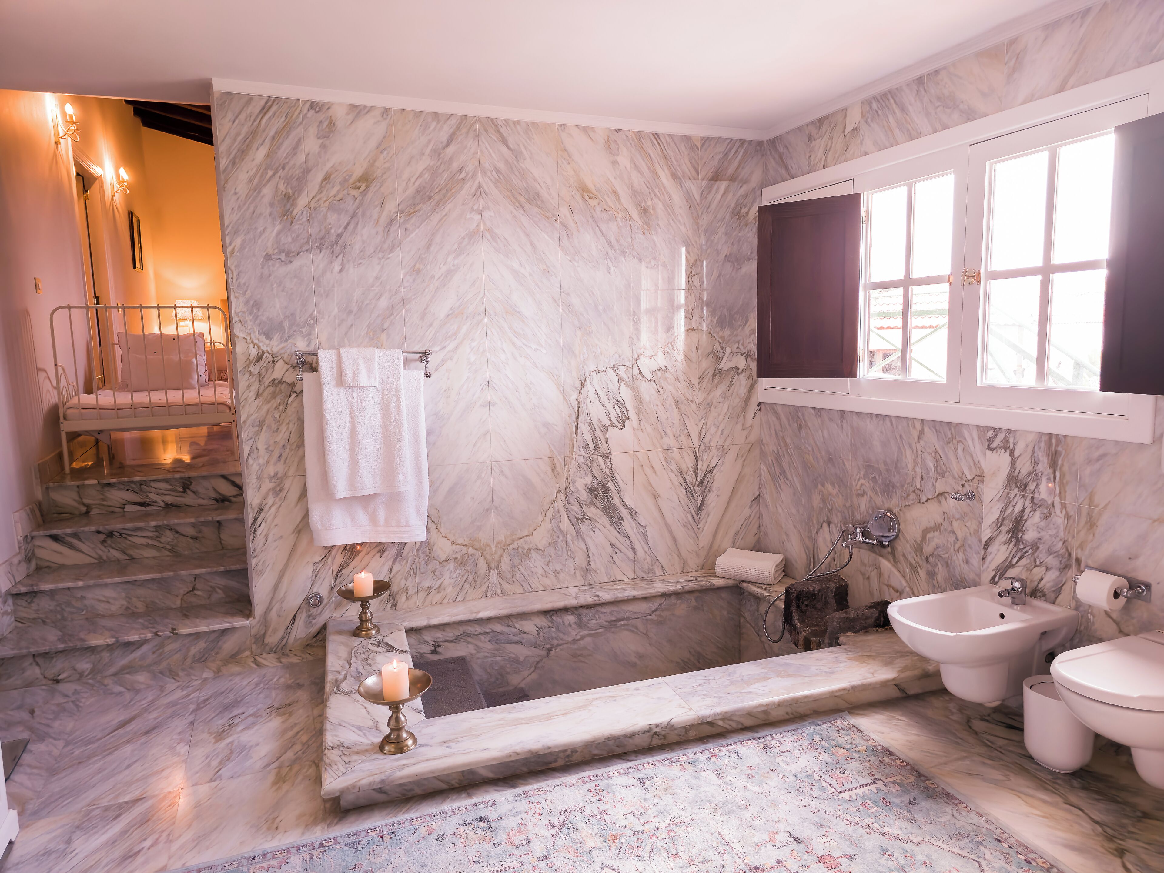 Serviettes fournies, savon, shampoing, papier toilette