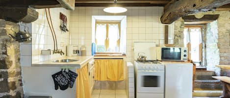 Fridge, microwave, oven, coffee/tea maker